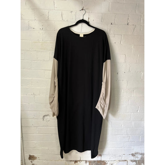 Sohee Dress 070 - Black/Oat